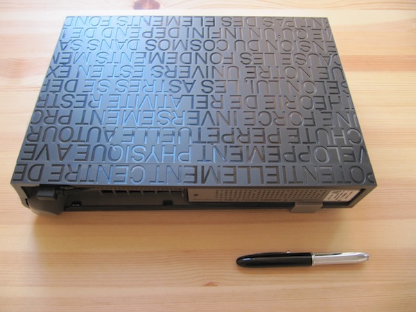 Freebox Player from top-behind, with pen for scale
