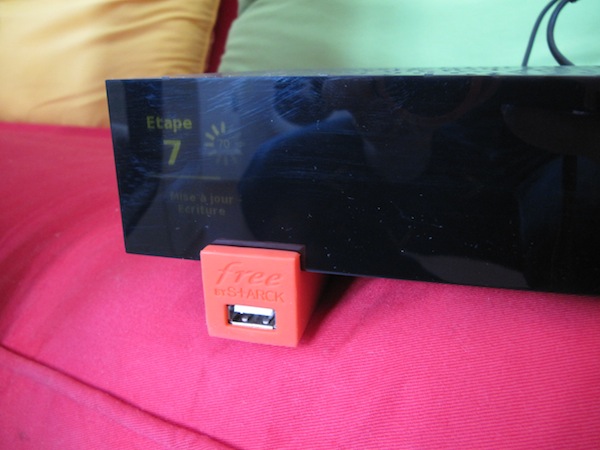 Freebox Server includes an embedded display